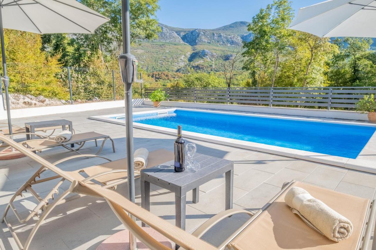 Amazing 4 Bedroom Villa With Swimming Pool And Wifi, Family Frendly Tribalj  Exterior photo