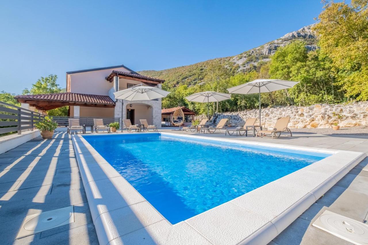 Amazing 4 Bedroom Villa With Swimming Pool And Wifi, Family Frendly Tribalj  Exterior photo