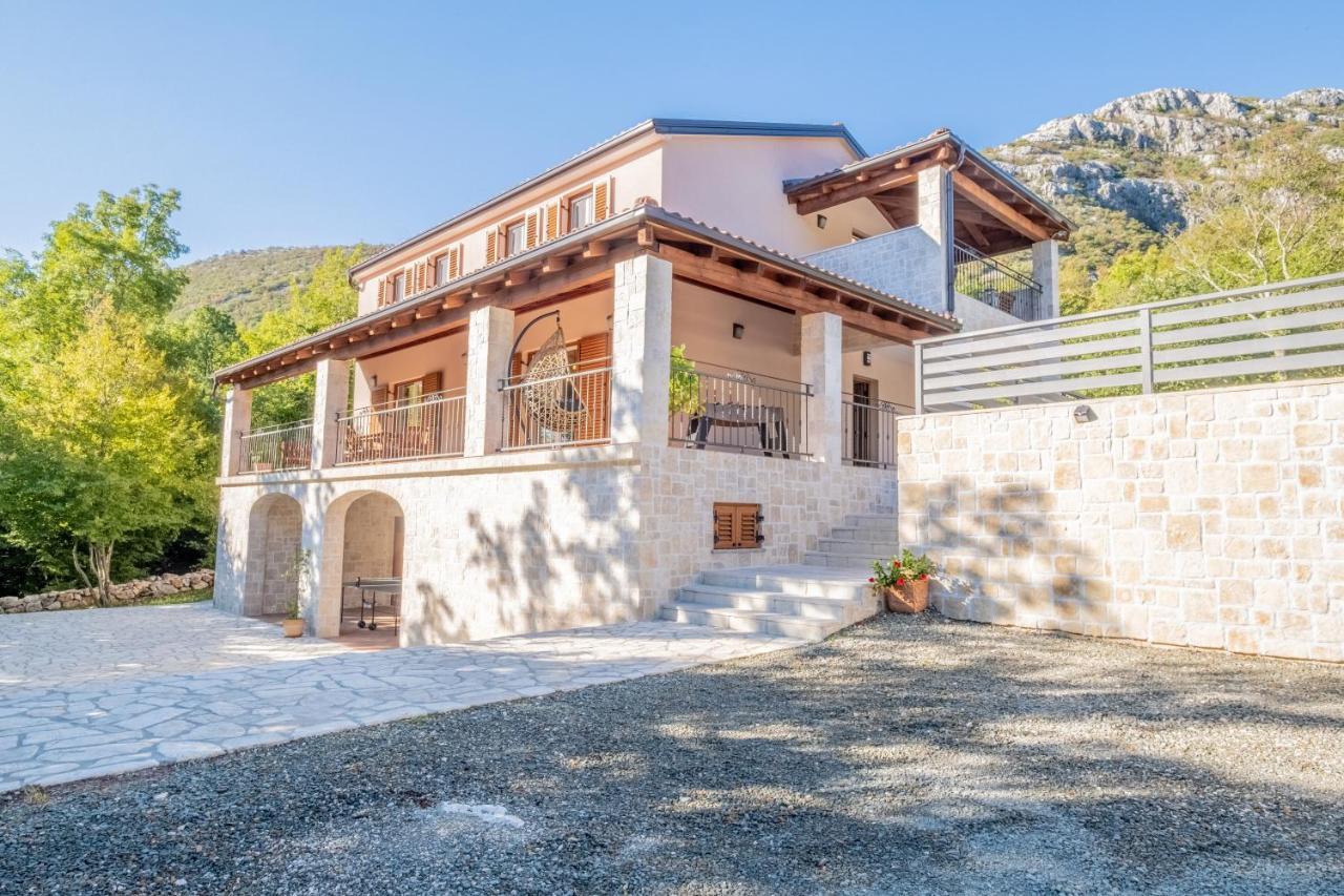 Amazing 4 Bedroom Villa With Swimming Pool And Wifi, Family Frendly Tribalj  Exterior photo
