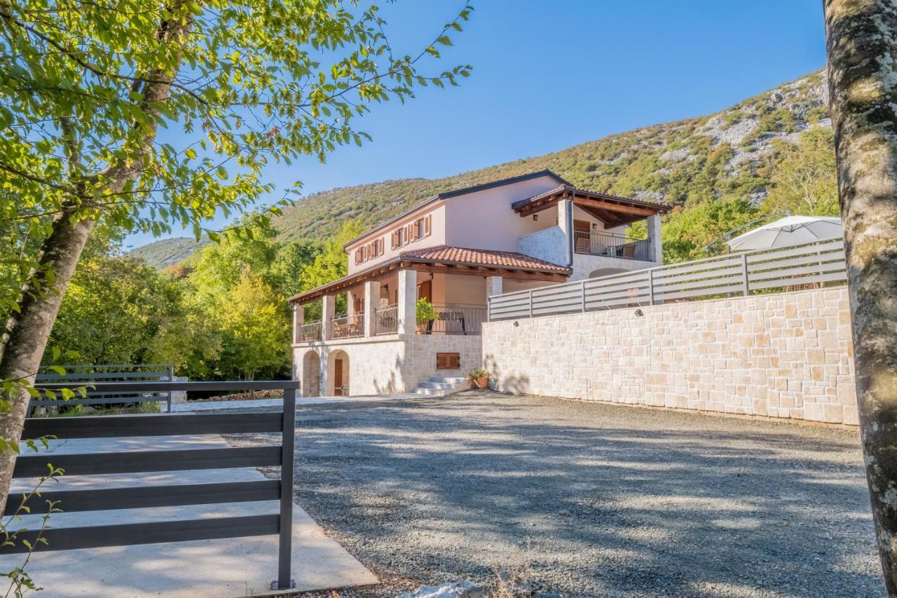 Amazing 4 Bedroom Villa With Swimming Pool And Wifi, Family Frendly Tribalj  Exterior photo